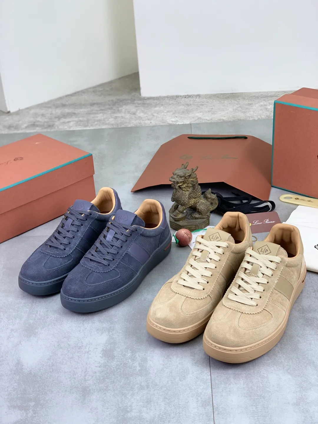 Men's men's shoes 💰P560 New style 💰High quality The latest casual shoes Loro Piana 💯Top grade💯Buy the original copy💯 Founded the existing Loro Piana company on April 24, 1924. It is now the sixth generation of family business, providing top quality products to customers who are discerning in taste and quality. Imported original fly woven fabric with cowhide fabric, plain calfskin lining. Hand-sewn thread with cowhide feet. Original packaging. Number of yards: 38-44 (customized for 45 and 46). 2️⃣ colors available.